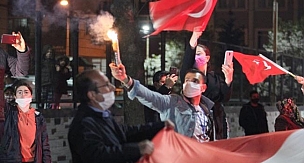 Binlerce vatandaş evlerinin balkon ve pencerelerinden İstiklal Marşı okudu