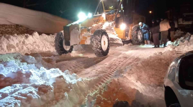 Acil hastalar iş makinalarıyla ambulansa ulaştırıldı