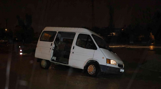 Adana'da sağanak yağış sebebiyle yol çöktü, bir araç mahsur kaldı