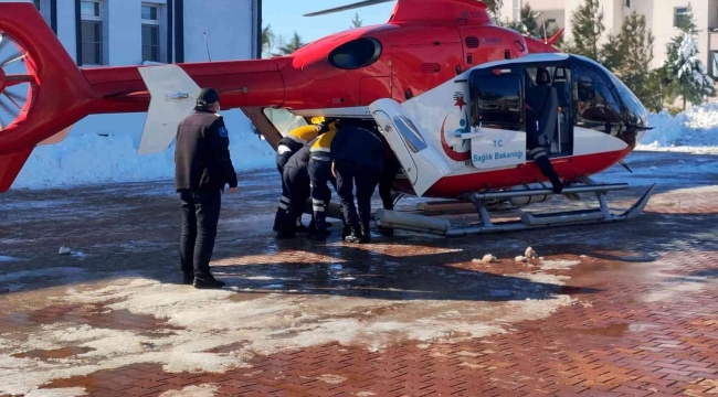 Ambulans helikopter doğum sancısı tutan kadın için havalandı