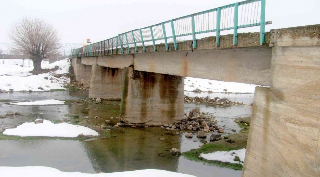 Araban'da 11 kırsal mahalleye ulaşım sağlayan köprü tehlike saçıyor