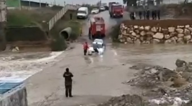 Aracını kurtarmak isterken akıntıya kapılan sürücü ölümden döndü