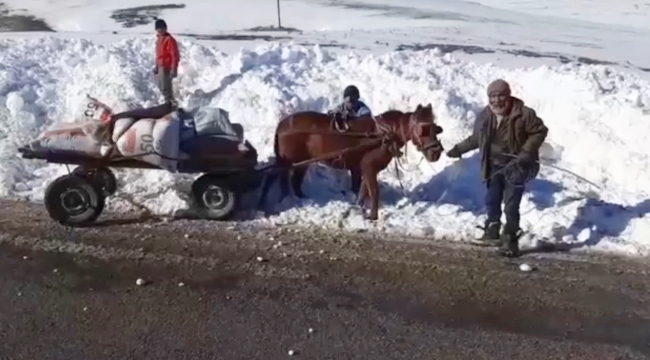 Atı kara saplanan besicinin yardımına Karayolları ekipleri koştu