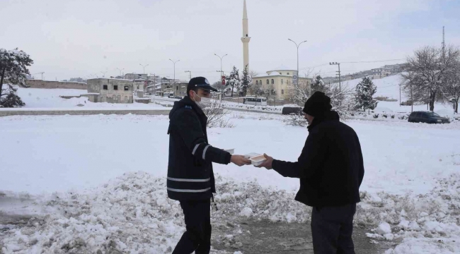 Belediye Başkanı arabayla mahsur kalan vatandaşları taşıdı