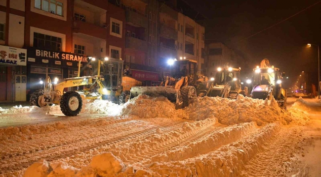 Caddelerden temizlenen karlar Ceyhan Nehri'ne can suyu oluyor