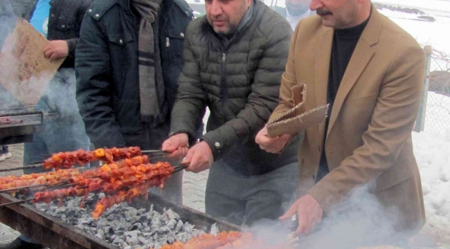 Doğru, kar temizleme çalışması yapan ekiplere kebap ikram etti