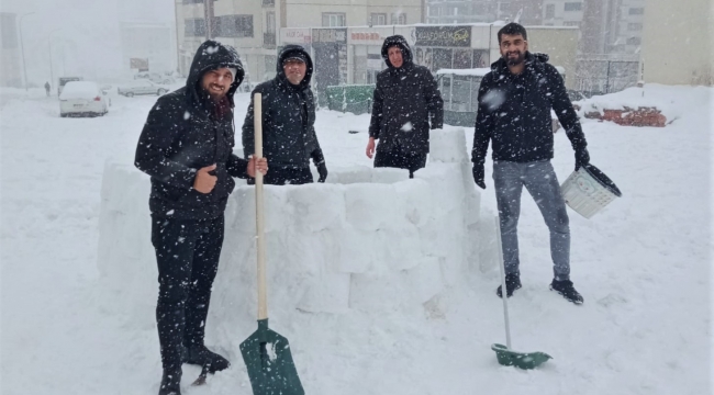 Eskimo evi yaptılar