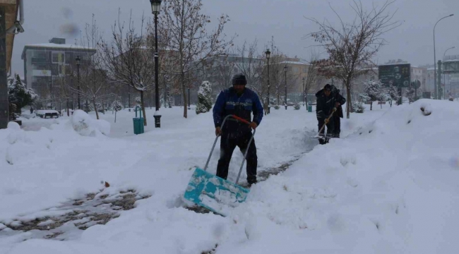 Gaziantep Büyükşehir, bin 600 saha personeli ve 562 araçla vatandaşın yardımına koşuyor