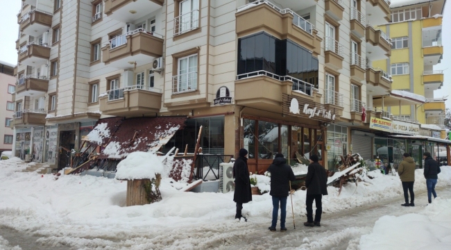 Gaziantep'te çatıdan düşen karlar iş yerlerine zarar verdi