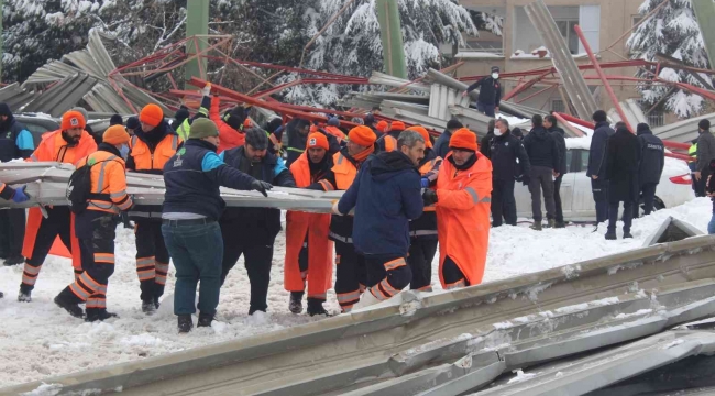 Gaziantep'te çöken pazar yeri çatısının enkazı kaldırılıyor