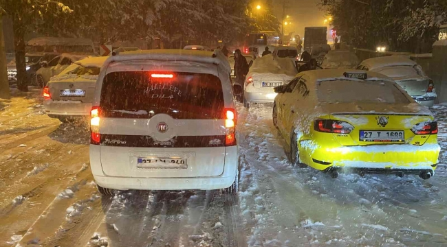 Gaziantep'te kar trafiği durdurdu