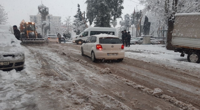 Gaziantep'te kar yağışı trafiği felç etti