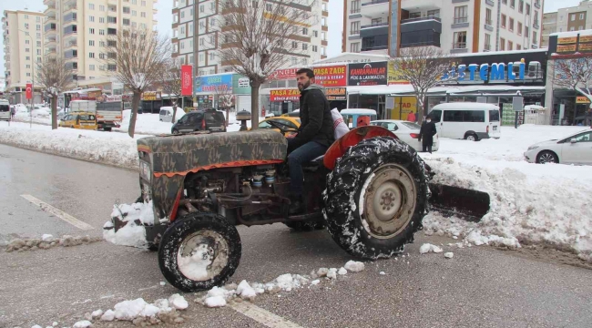 Gaziantep'te vatandaş traktörüyle karları temizledi