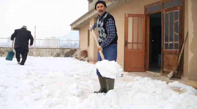 Gündelik işçiler kar mesaisinde