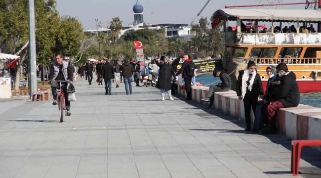 Günler sonra güneşi gören Mersinliler sahile aktı