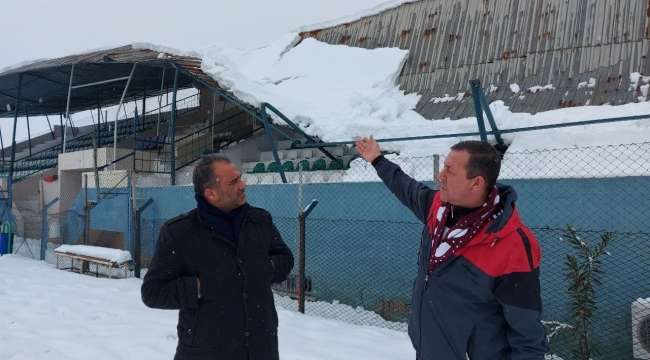 Hatay'da kardan tribünün çatısı çöktü