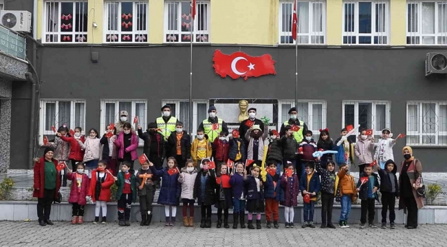 Hataylı çocuklara "Jandarma Çocuk Kitabı ve boyama" kitabı hediye ettiler