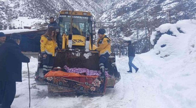 Kahramanmaraş'ta ambulansın ulaşamadığı hasta dozerin kepçesinde ambulansa taşındı