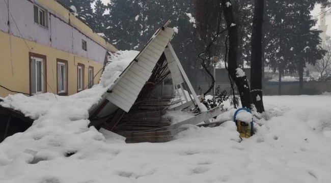 Kahramanmaraş'ta kar nedeniyle çatılar çöktü