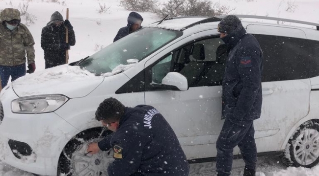 Kahramanmaraş'ta karda mahsur kalan 5 kişi kurtarıldı