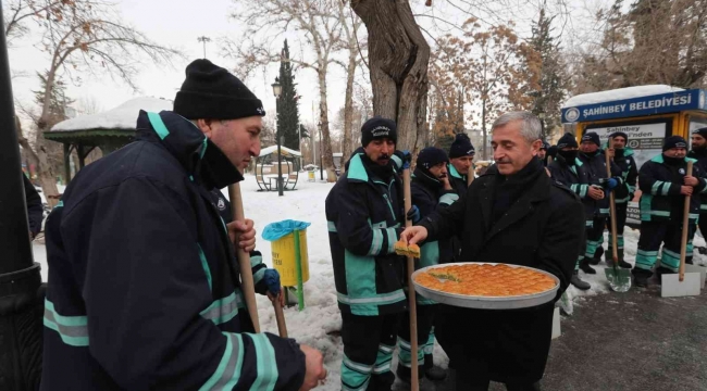 Kar temizleme çalışması yapan ekiplere baklava dopingi