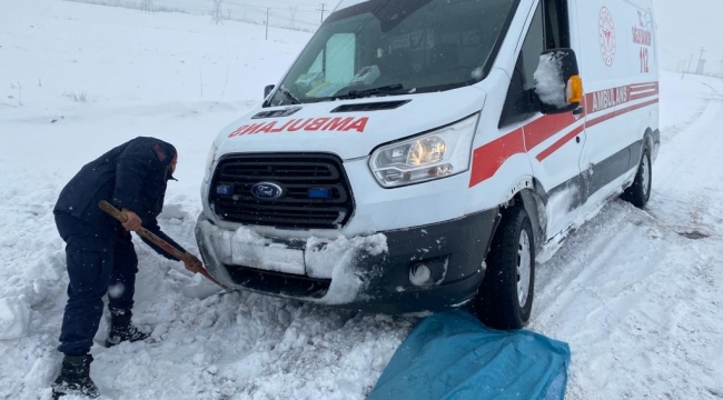 Kara saplanan ambulans ve minibüsü jandarma kurtardı