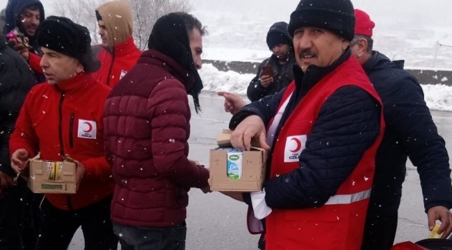 Kızılay TAG otobanında mahsur kalan vatandaşlara kumanya dağıttı