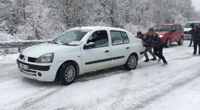 Mersin'de kar bastırdı, çok sayıda araç mahsur kaldı