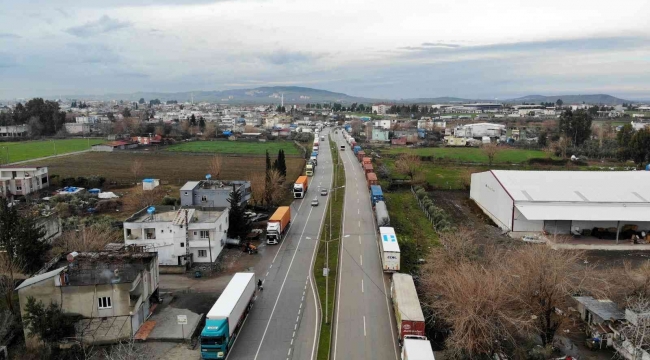 Osmaniye gişelerinde oluşan tır kuyruğu havadan görüntülendi