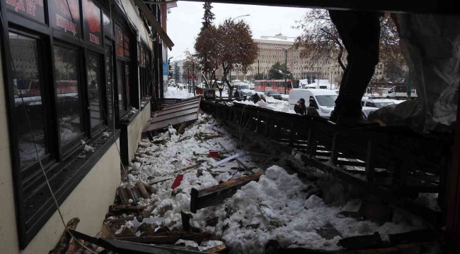 Restoran çatısının çökme anı kamerada