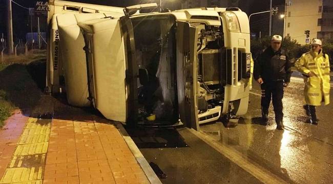 Sağanak yağışta kontrolden çıkan tır devrildi: 1 yaralı