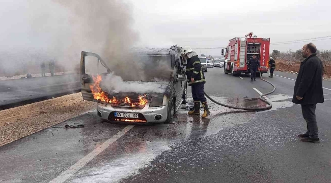 Seyir halindeki ticari araç alev aldı