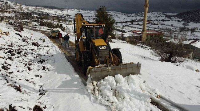 Tarsus'ta ekiplerin karla mücadelesi aralıksız sürüyor