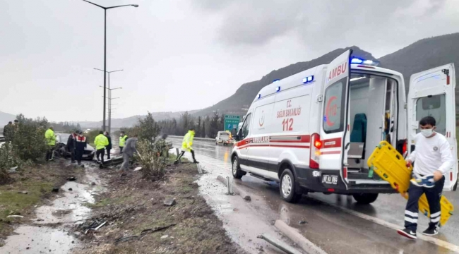 Yağmurlu havada kayan otomobil bariyerlere çarptı