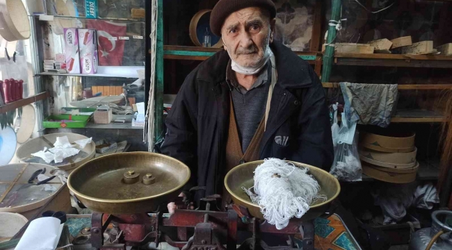 Bakkal dükkanında yarım asırdır kefeli terazi kullanıyor