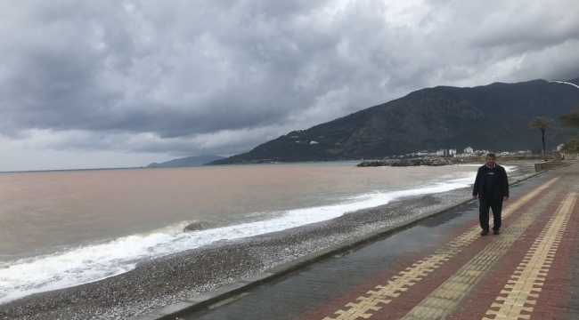 Bozyazı'da deniz kahverengiye döndü