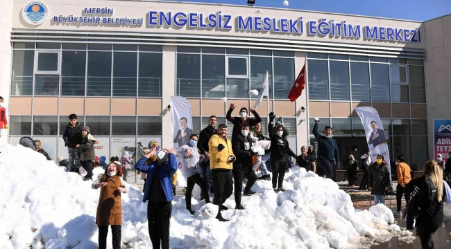 Büyükşehir Belediyesi sürpriz yaptı, özel çocuklar kar keyfi yaşadı