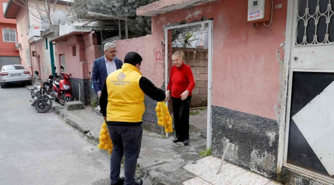 Dalında kalan limon vatandaşa dağıtılıyor