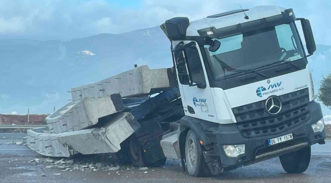 İslahiye'de beton blok yüklü tır devrildi