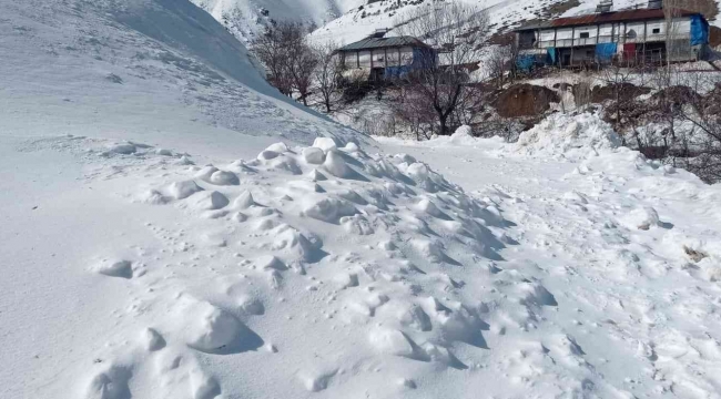 Kahramanmaraş'ta köy yoluna çığ düştü