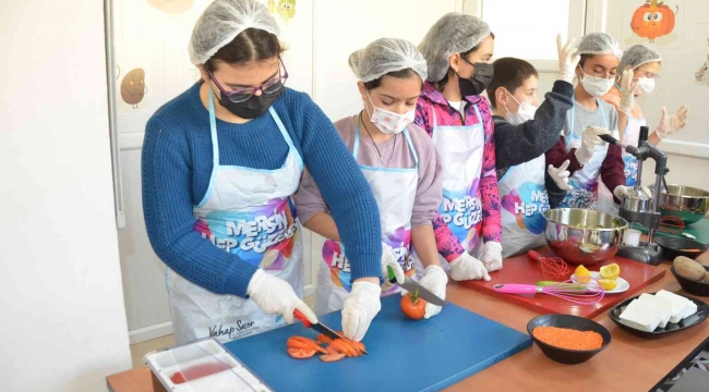 Mersin Büyükşehir Belediyesi geleceğin aşçılarını yetiştiriyor