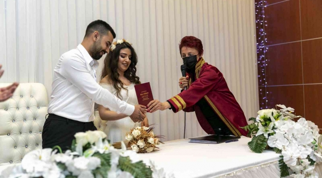 Mersin'de 'Sevgililer Günü'nde nikah yoğunluğu yaşandı