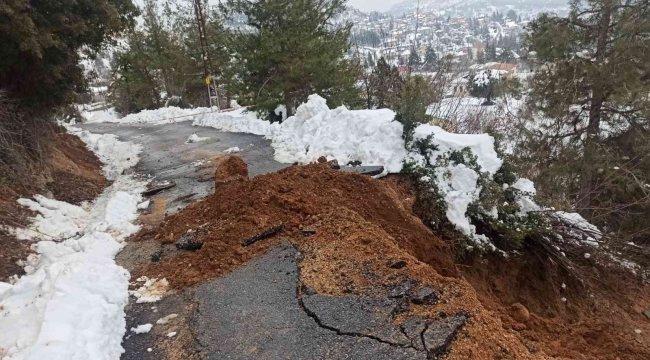 Mersin'de heyelan yolu kapattı