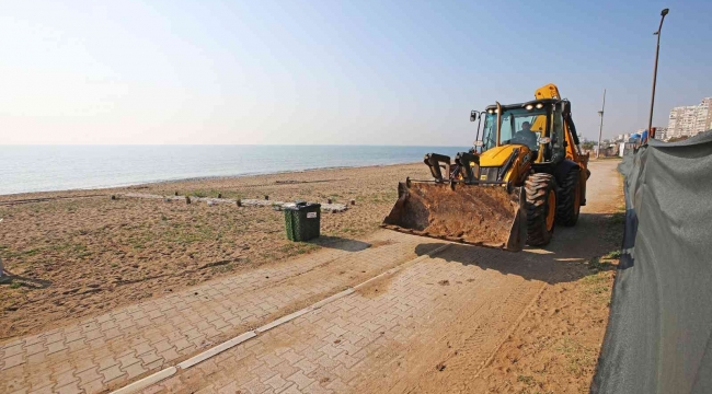 Mezitli'de sahil ve parklara yaz bakımı