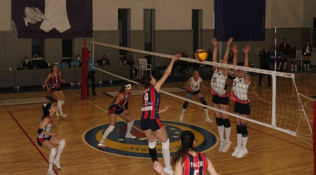 MSK kadın voleybol ve hentbol takımları, aldıkları galibiyetlerle yüzleri güldürdü