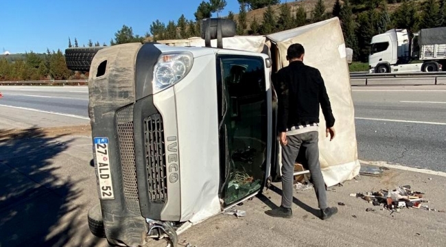 Otoyolda mobilya yüklü kamyonet devrildi: 2 yaralı