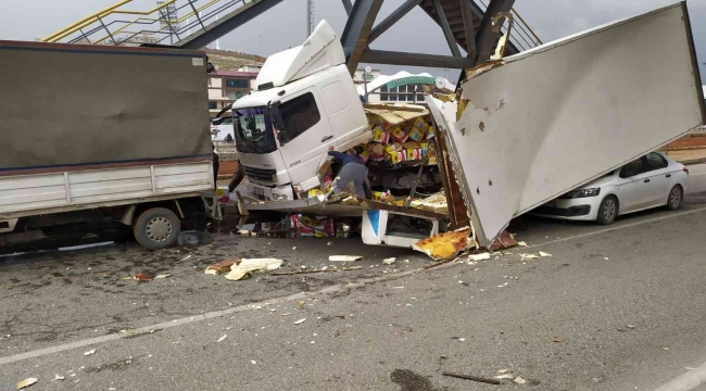 Sıvı yağ yüklü kamyon otomobilin üzerine devrildi, kilolarca yağ yere döküldü