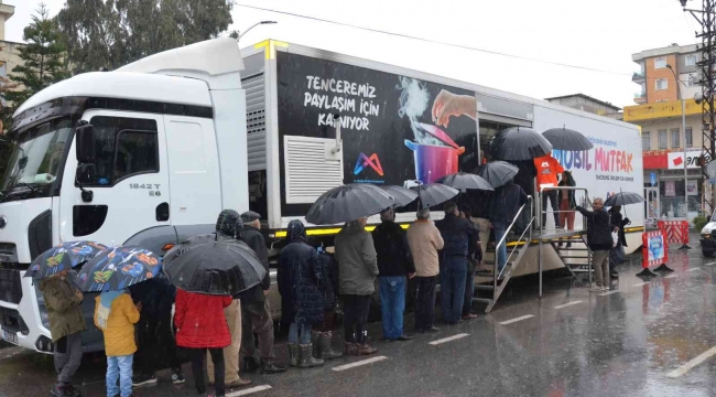 Yeniceliler, Büyükşehir Belediyesi Mobil Mutfak Tırından 3,5 TL'ye 3 çeşit yemek yedi