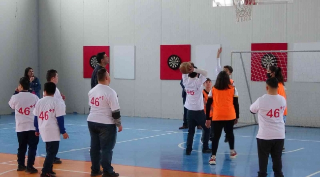 Basketbol maçı, down sendromlu çocukların yüzünü güldürdü