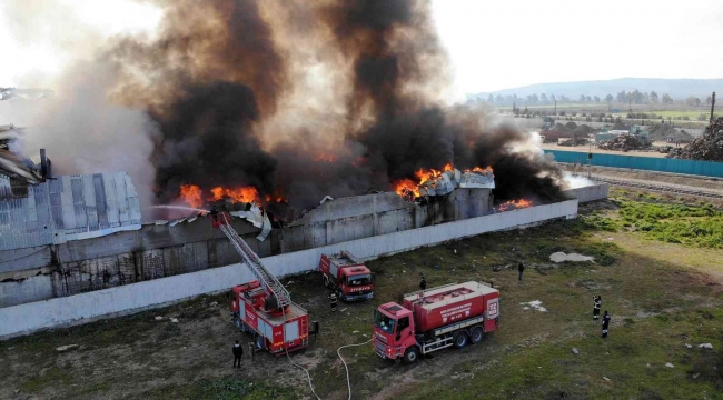 Geri dönüşüm fabrikasında çıkan yangın havadan görüntülendi